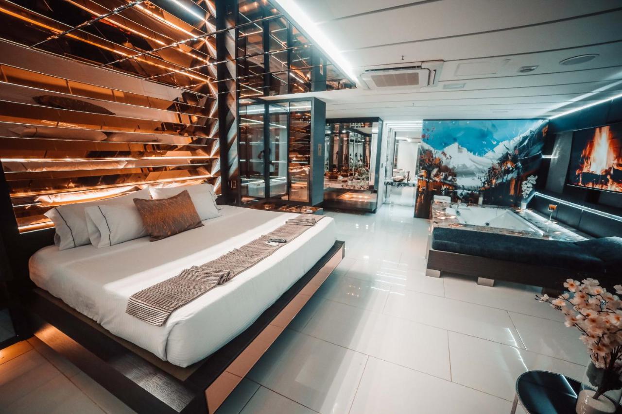 1Million Luxury Suites Medellín Exteriör bild
