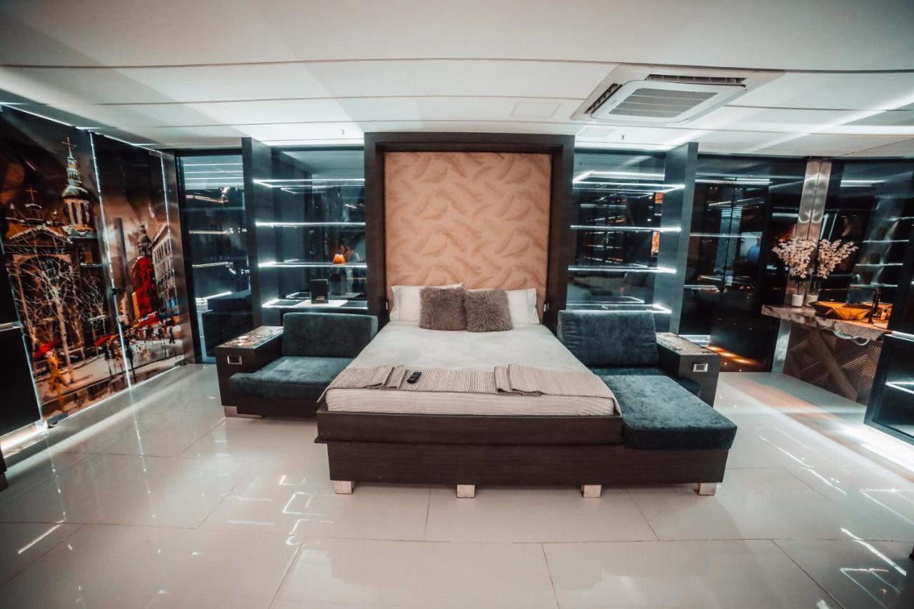 1Million Luxury Suites Medellín Exteriör bild
