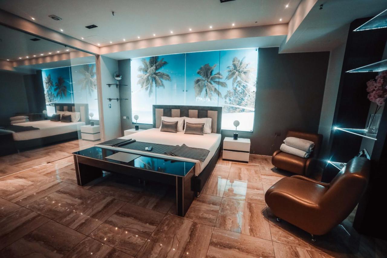 1Million Luxury Suites Medellín Exteriör bild