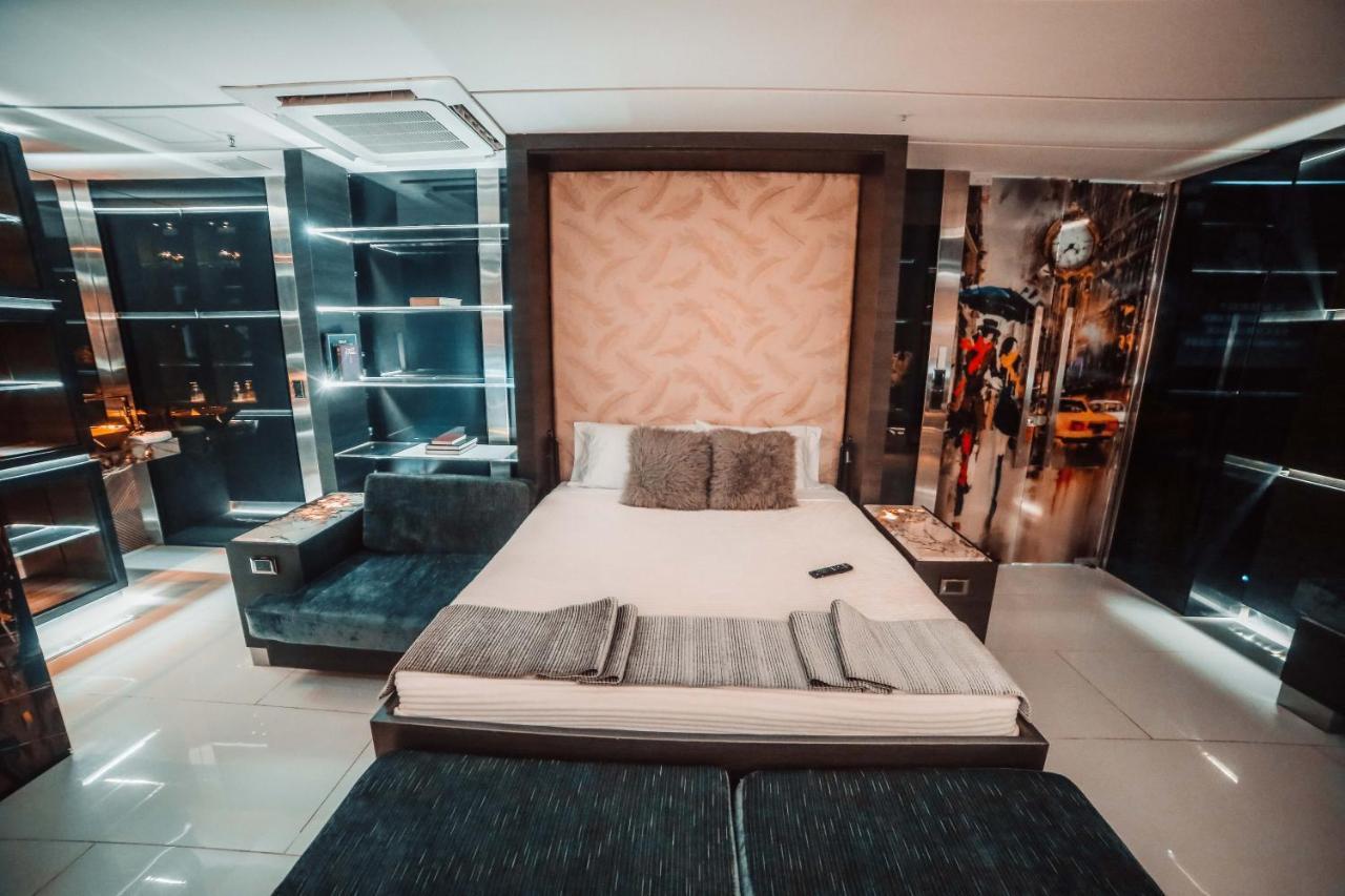 1Million Luxury Suites Medellín Exteriör bild