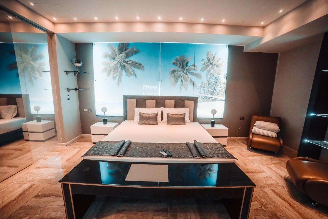1Million Luxury Suites Medellín Exteriör bild