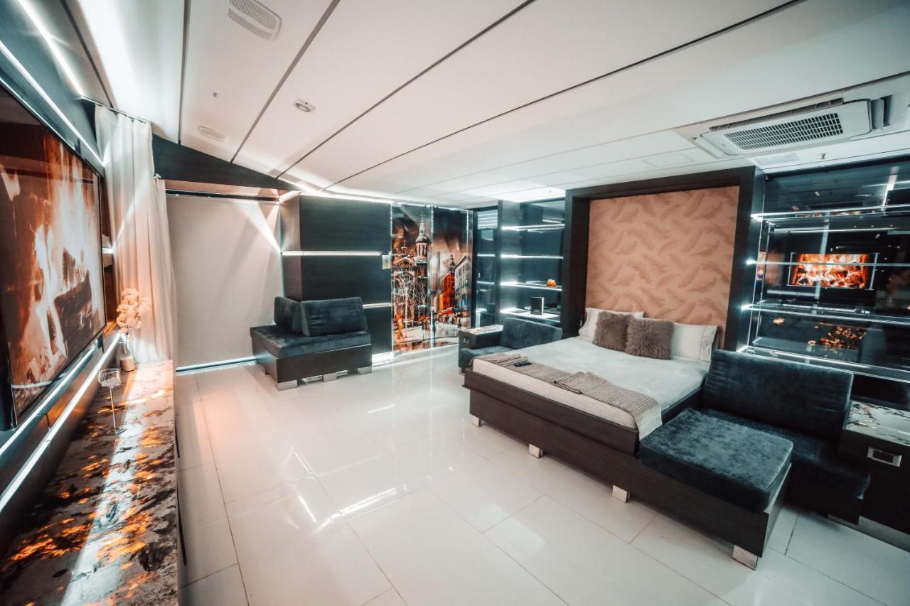 1Million Luxury Suites Medellín Exteriör bild