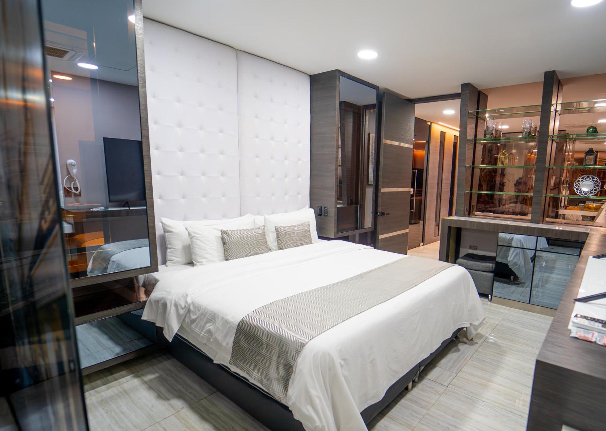 1Million Luxury Suites Medellín Exteriör bild